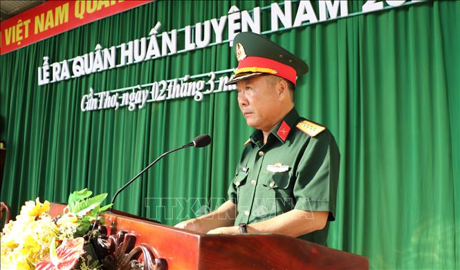 Đại tá Trần Quý Dương, Phó Chỉ huy trưởng, Tham mưu trưởng Bộ CHQS thành phố Cần Thơ, phát biểu tại lễ ra quân. Ảnh: Hồng Thái - TTXVN