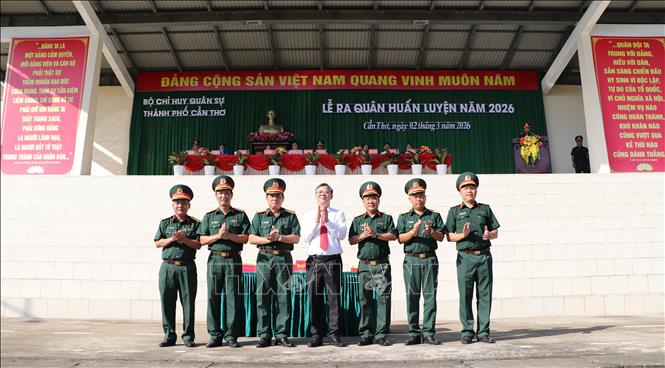 Đại diện các đơn vị ký giao ước thi đua. Ảnh: Hồng Thái - TTXVN