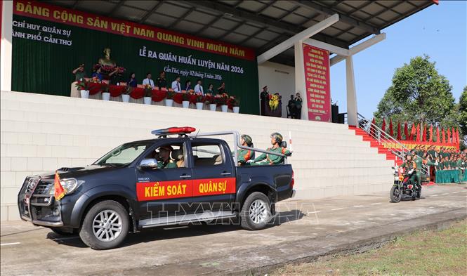 Các đơn vị duyệt đội ngũ tại buổi lễ. Ảnh: Hồng Thái - TTXVN