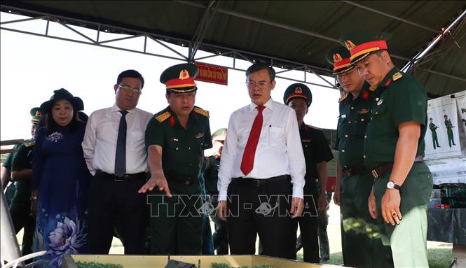 Lãnh đạo thành phố Cần Thơ tham quan mô hình, học cụ phục vụ huấn luyện. Ảnh: Hồng Thái - TTXVN