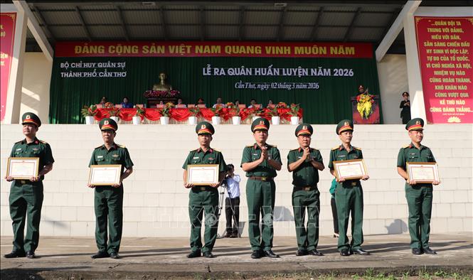 Đại diện các đơn vị nhận danh hiệu Đơn vị vững mạnh toàn diện 