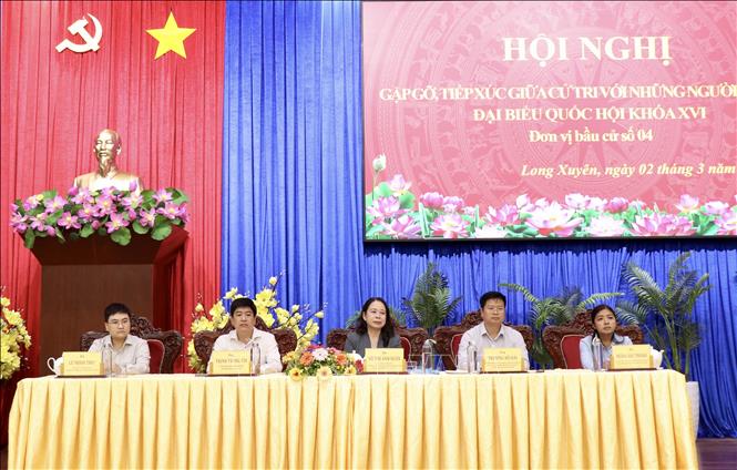 Các ứng cử viên Đại biểu Quốc hội khóa XVI thuộc đơn vị bầu cử số 4 tại buổi tiếp xúc cử tri tỉnh An Giang. Ảnh: Thanh Sang-TTXVN