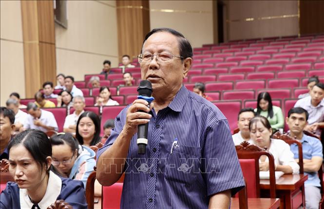 Cử tri phường Long Xuyên, An Giang trao gửi niềm tin tới các ứng cử viên Đại biểu Quốc hội khóa XVI. Ảnh: Thanh Sang-TTXVN