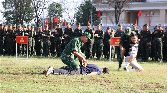 Bộ đội biên phòng thành phố Cần Thơ thực hành tình huống bắt giữ tội phạm. Ảnh: Hồng Thái - TTXVN