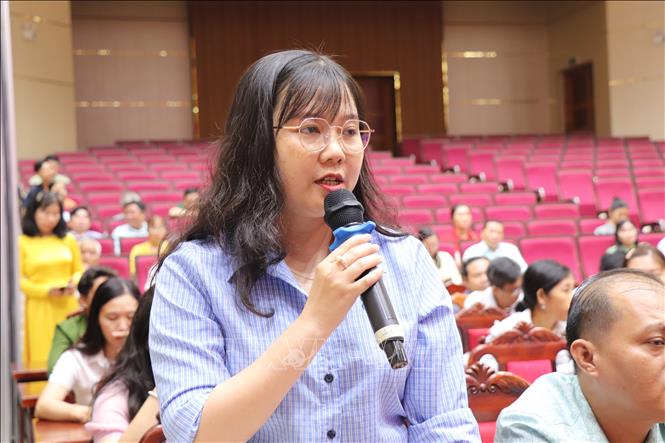 Cử tri phường Long Xuyên, An Giang trao gửi niềm tin tới các ứng cử viên Đại biểu Quốc hội khóa XVI. Ảnh: Thanh Sang-TTXVN