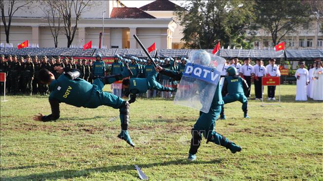 Lực lượng dân quân tự vệ trình diễn võ thuật tại lễ ra quân huấn luyện. Ảnh: Hồng Thái - TTXVN