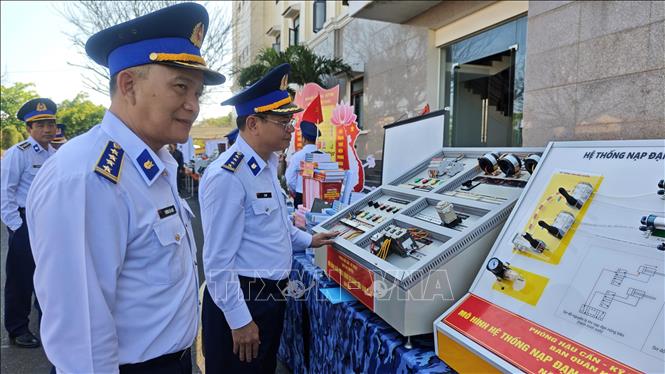 Chỉ huy Bộ Tư lệnh Vùng Cảnh sát biển 2 kiểm tra các mô hình học cụ huấn luyện năm 2026. Ảnh: Đoàn Hữu Trung - TTXVN