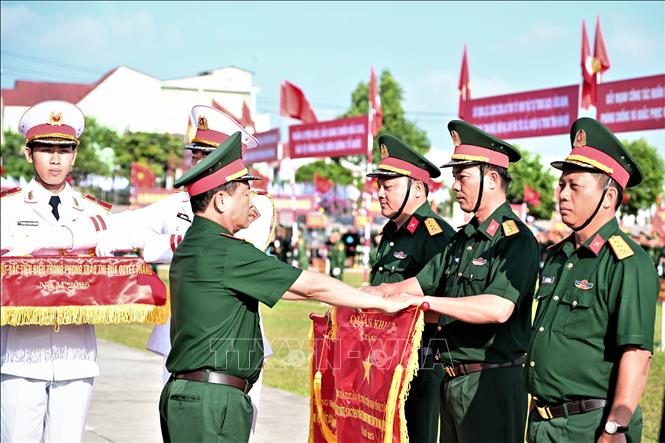 Đại diện Quân khu 7 trao Cờ thi đua của Quân khu cho các đơn vị thuộc Bộ Chỉ huy Quân sự tỉnh Tây Ninh đạt đơn vị xuất sắc, tiêu biểu trong phong trào thi đua quyết thắng. Ảnh: Bùi Giang - TTXVN