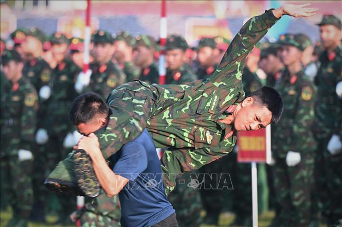 Chiến sĩ thuộc Bộ Chỉ huy Quân sự Tây Ninh thực hành nội dung huấn luyện võ thuật tại lễ ra quân. Ảnh: Bùi Giang - TTXVN