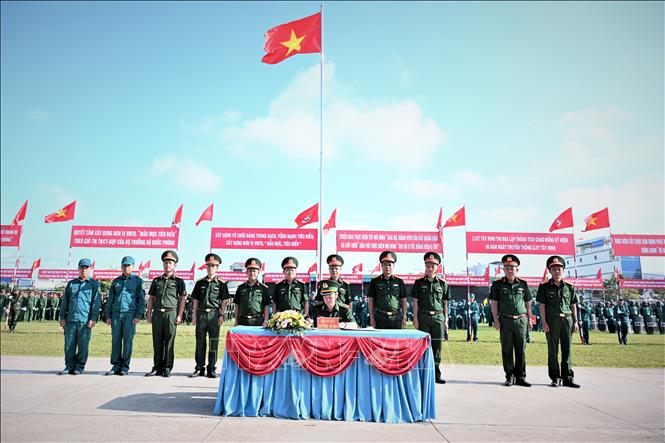 Các đơn vị ký kết giao ước thi đua. Ảnh: Bùi Giang - TTXVN