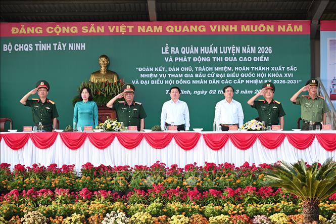 Lãnh đạo tỉnh Tây Ninh cùng đại diện các đơn vị tham dự Lễ ra quân huấn luyện năm 2026. Ảnh: Bùi Giang - TTXVN