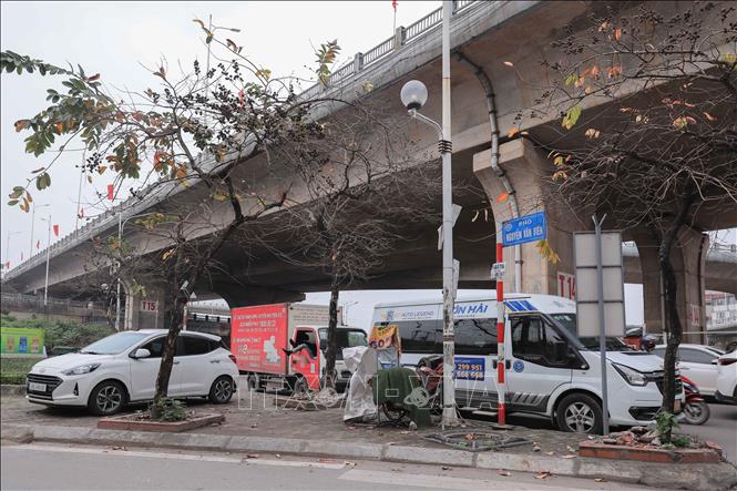 Phố Nguyễn Văn Viên (phường Vĩnh Tuy), các xe đỗ sát nhau trên vỉa hè và dưới gầm cầu, tiềm ẩn nhiều nguy cơ tai nạn giao thông và cháy nổ. Ảnh: Phan Phương – TTXVN