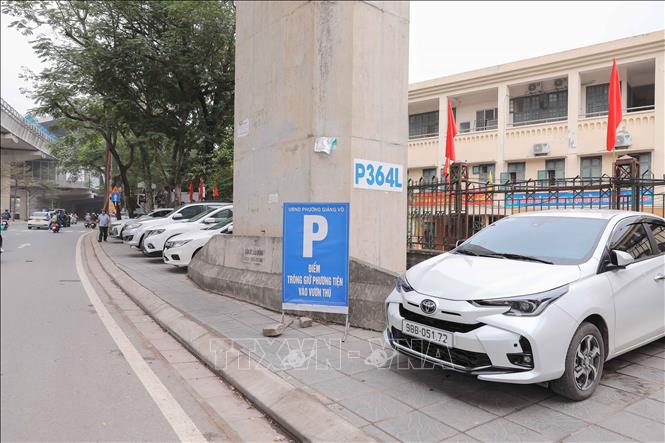 Bãi xe trên đường Kim Mã (phường Giảng Võ) dựng biển trông giữ phương tiện chiếm dụng vỉa hè của người đi bộ. Ảnh: Phan Phương – TTXVN