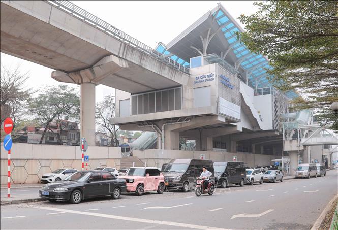 Bãi trông giữ xe tự phát dưới gầm nhà ga Cầu Giấy. Ảnh: Phan Phương – TTXVN