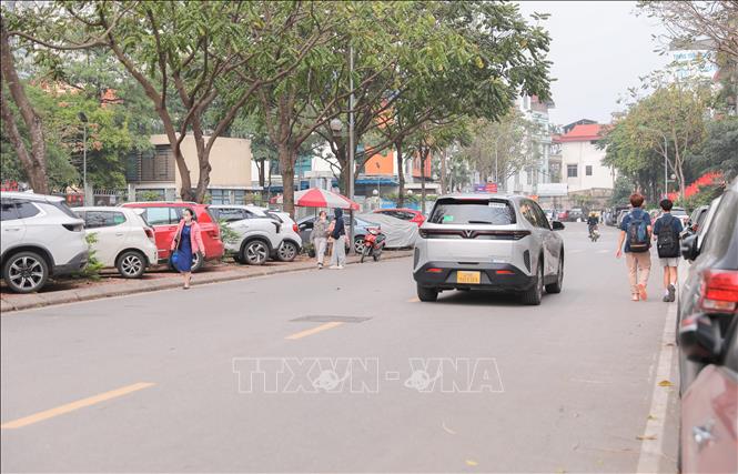 Người đi bộ buộc phải xuống lòng đường, tiềm ẩn nguy cơ mất an toàn giao thông trên các tuyến phố Hoàng Như Tiếp, Phú Hựu (phường Bồ Đề) khi bãi đỗ xe của Công ty khai thác điểm đỗ 369 chiếm kín vỉa hè. Ảnh: Phan Phương – TTXVN