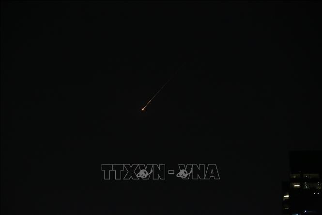 Vệt sáng tên lửa trên bầu trời thành phố Dubai, UAE ngày 28/2/2026. Ảnh: THX/TTXVN