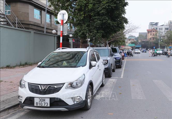 Thậm chí phần đường dành cho người đi bộ qua đường trên phố Hoàng Như Tiếp (phường Bồ Đề) cũng bị Công ty khai thác điểm đỗ 369 tận dụng làm nơi đỗ xe thu phí. Ảnh: Phan Phương – TTXVN