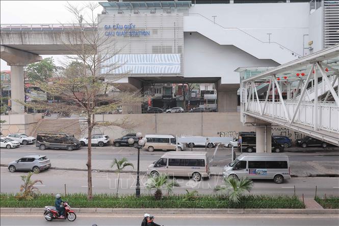 Hàng dài ô tô đỗ dưới lòng đường, lấn chiếm cả làn ưu tiên dành cho xe buýt. Ảnh: Phan Phương – TTXVN