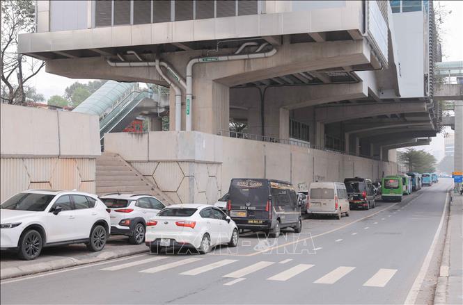 Hàng dài ô tô, dừng đỗ dưới lòng đường, lấn chiếm cả làn ưu tiên dành cho xe buýt. Ảnh: Phan Phương – TTXVN