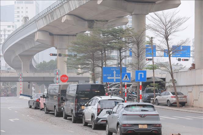 Bãi trông giữ xe tự phát dưới gầm nhà ga Cầu Giấy. Ảnh: Phan Phương – TTXVN