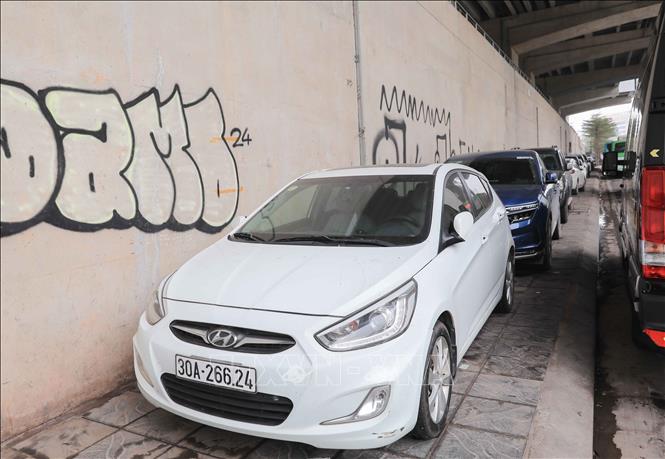 Ô tô đỗ kín vỉa hè dưới gầm nhà ga Cầu Giấy. Ảnh: Phan Phương – TTXVN