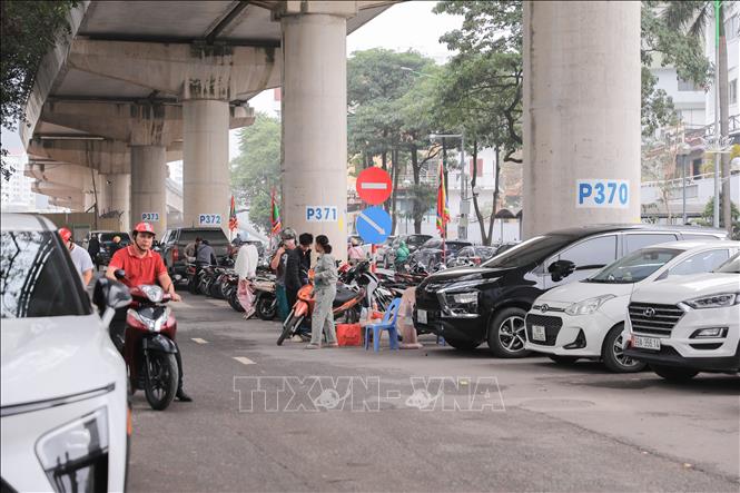 Bãi xe trước Đền Voi Phục, nhiều ô tô, xe máy đỗ kín cả chân cầu, gây mất mỹ quan và tiềm ẩn nguy cơ cháy nổ. Ảnh: Phan Phương – TTXVN