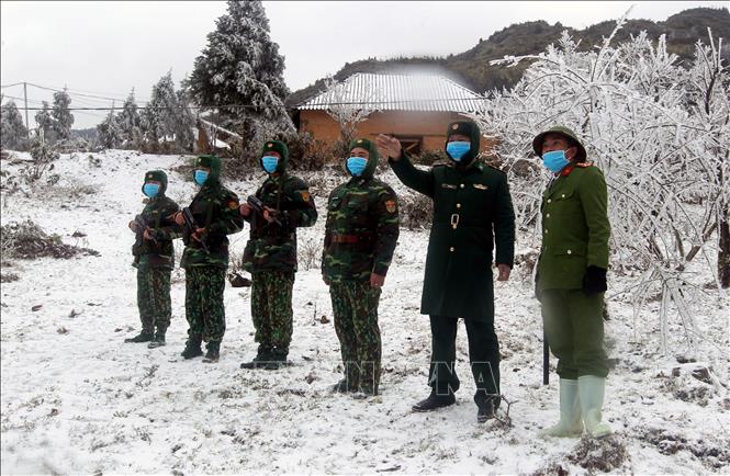 Ảnh hưởng của không khí lạnh tăng gây rét đậm, rét hại và một số nơi tại các huyện vùng cao của tỉnh biên giới Lào Cai đã xuất hiện băng giá, mưa tuyết nhưng cán bộ, chiến sĩ Đồn biên phòng Y Tý (Bát Xát, Lào Cai) không quản ngại khó khăn vẫn đẩy mạnh công tác tuần tra biên giới, hoàn thành tốt nhiệm vụ được giao. Ảnh: Quốc Khánh - TTXVN