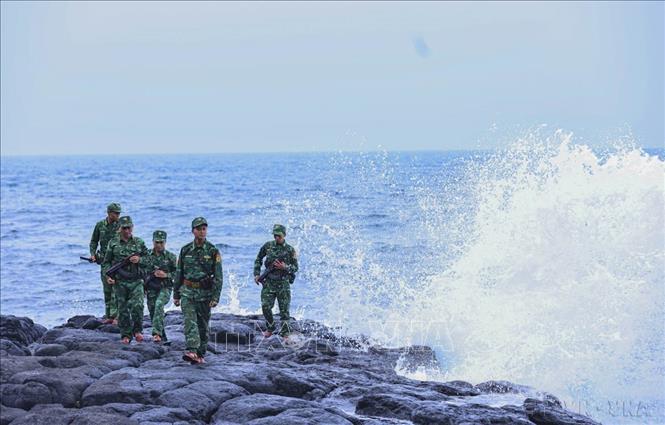 Bộ đội Biên phòng Đồn Cồn Cỏ (BĐBP Quảng Trị) tuần tra trên đảo. Ảnh: Minh Đức - TTXVN
