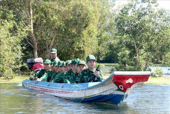 Bộ đội Biên phòng Long An tuần tra biên giới mùa nước nổi nhằm thực hiện tốt công tác quản lý, bảo vệ chủ quyền và bảo đảm an ninh trên tuyến biên giới. Ảnh: Bùi Giang - TTXVN
