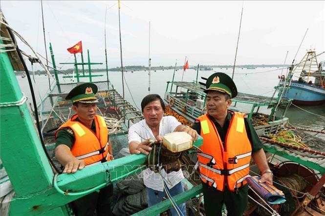 Bộ đội Biên phòng trạm cửa khẩu Cát Lở kiểm tra thiết bị giám sát hành trình trên tàu cá, trước khi ra khơi khai thác thuỷ sản. Ảnh: Vũ Sinh - TTXVN