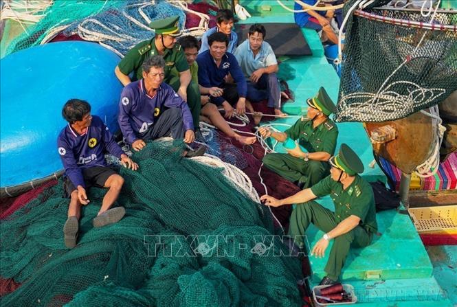 Cán bộ, chiến sĩ Đồn Biên phòng Trường Sa luôn gắn kết, hỗ trợ ngư dân Việt Nam vươn khơi bám biển. Ảnh: Hồng Đạt - TTXVN