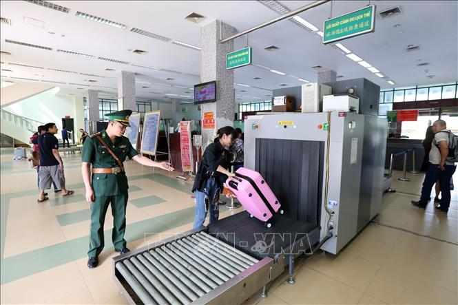 BĐBP Ðồn Biên phòng Cửa khẩu Quốc tế Lào Cai kiểm tra người xuất - nhập cảnh qua Cửa khẩu. Ảnh: Anh Tuấn - TTXVN