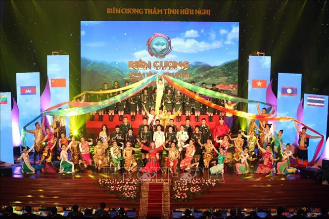 Ngày 25/8/2018, tại Hà Nội, Quân ủy Trung ương, Bộ Quốc phòng chỉ đạo Bộ Tư lệnh Bộ đội Biên phòng thực hiện Giao lưu “Biên cương thắm tình hữu nghị” vớ sự tham gia của lực lượng bảo vệ biên giới Việt Nam, Trung Quốc, Lào, Campuchia, Thái Lan và Myanmar để cùng chia sẻ về những mong muốn và nỗ lực vun đắp cho Tiểu vùng sông Mê Kông mở rộng ngày càng phát triển. Ảnh: Anh Tuấn - TTXVN