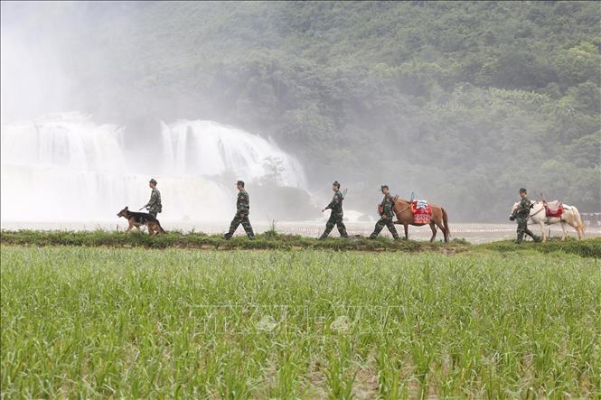 BĐBP Ðồn Biên phòng Đàm Thủy phối hợp với các lực lượng tuần tra khu vực biên giới huyện Trùng Khánh, tỉnh Cao Bằng. Ảnh: Anh Tuấn - TTXVN