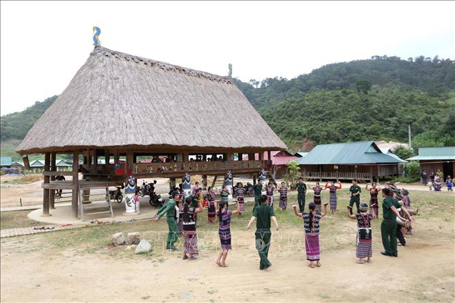 BĐBP Đồn biên phòng A Xan cùng múa cồng chiêng với bà con Cơ Tu bên nhà Gươl văn hóa của thôn. Ảnh: Anh Tuấn - TTXVN