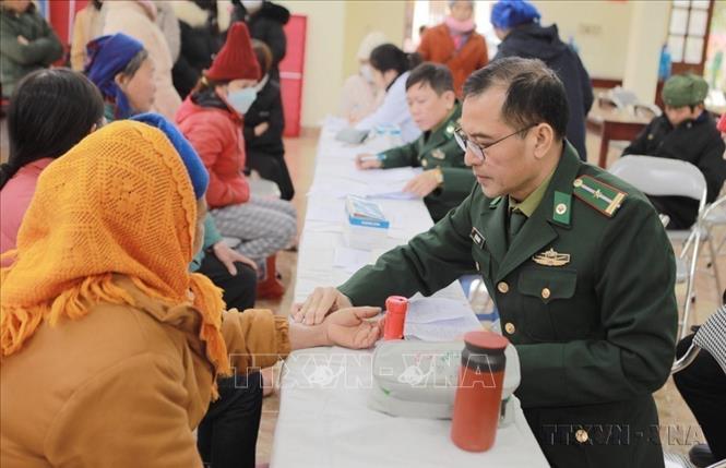 Quân y BĐBP tỉnh Lạng Sơn khám, tư vấn sức khoẻ và cấp thuốc miễn phí cho người dân khu vực biên giới xã Bắc Xa, huyện Đình Lập. Ảnh: Anh Tuấn - TTXVN
