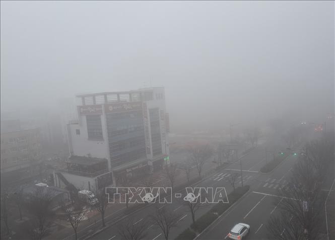 Tình trạng sương mù và bụi mịn tại tỉnh Bắc Jeolla, Hàn Quốc. Ảnh: Yonhap/TTXVN
