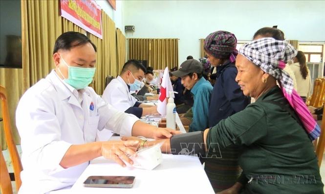 Lực lượng Quân y Biên phòng Quảng Bình khám, cấp phát thuốc miễn phí cho người dân vùng biên xã Dân Hóa, huyện Minh Hóa, tỉnh Quảng Bình. Ảnh: Võ Dung - TTXVN