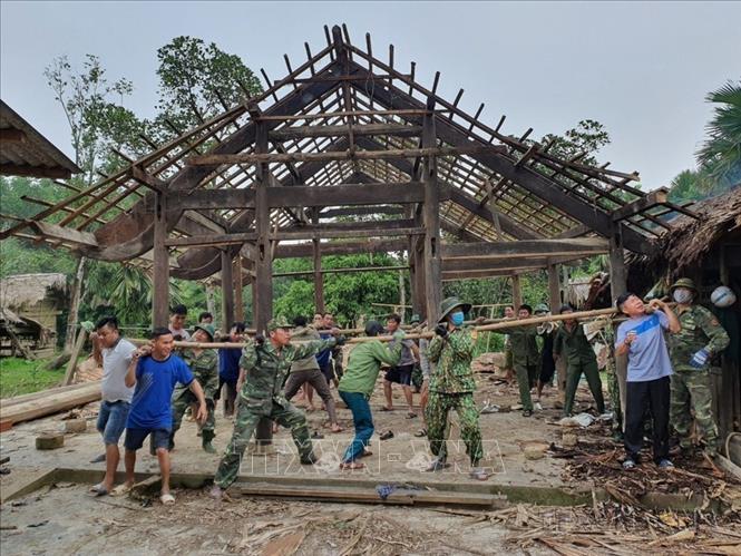 Cán bộ chiến sĩ Bộ đội biên phòng Hà Tĩnh cùng ăn, cùng ở, cùng làm giúp nhân dân hoàn thành các tiêu chí nông thôn mới khó khăn. Ảnh: TTXVN phát