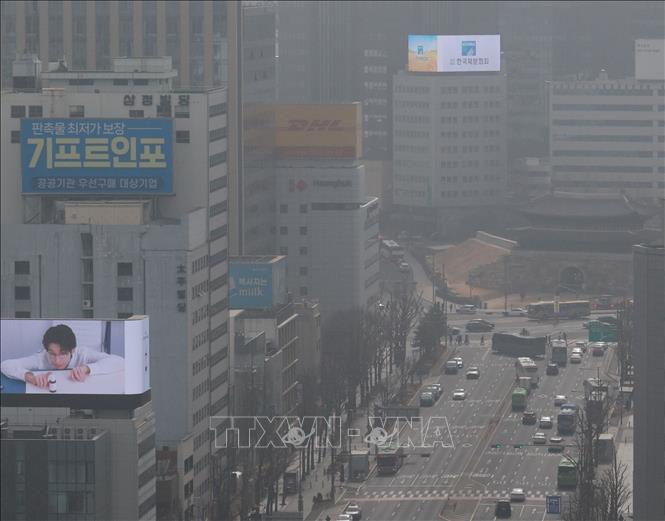 Bụi mịn bao phủ thủ đô Seoul, Hàn Quốc. Ảnh: Yonhap/TTXVN
