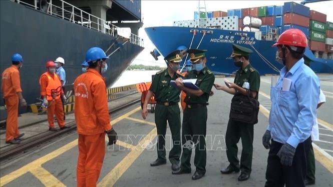 Cán bộ, chiến sỹ Biên phòng Cửa khẩu Cảng Thành phố Hồ Chí Minh làm nhiệm vụ tại cảng Nhà Rồng. Ảnh: TTXVN phát