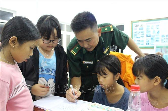 Thiếu tá Nguyễn Tuấn Hình (Đồn Biên phòng Bích Đầm) trong giờ lên lớp dạy tiếng Anh cho các học sinh trên đảo Bích Đầm, phường Vĩnh Nguyên, thành phố Nha Trang, tỉnh Khánh Hòa. Ảnh: Phan Sáu - TTXVN