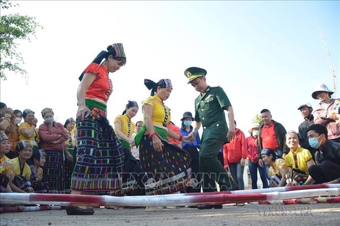 Giao lưu nhảy sạp giữa Bộ đội biên phòng Đắk Lắk với nhân dân tại Ngày hội Biên phòng toàn dân năm 2023 ở xã biên giới Ia Lốp, huyện Ea Súp. Ảnh: Tuấn Anh - TTXVN