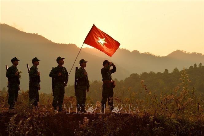 Các chiến sỹ Đồn Biên phòng A Pa Chải (Điện Biên) thực hiện chuyến tuần tra đầu năm. Ảnh: Minh Đức - TTXVN