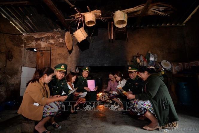 Cán bộ Đồn Biên phòng Pa Thơm tuyên truyền các chủ trương của Đảng, chính sách của Nhà nước cho bà con người dân tộc Lào tại bản Pa Xa Lào, xã biên giới Pa Thơm, huyện Điện Biên. Ảnh: Minh Đức -TTXVN