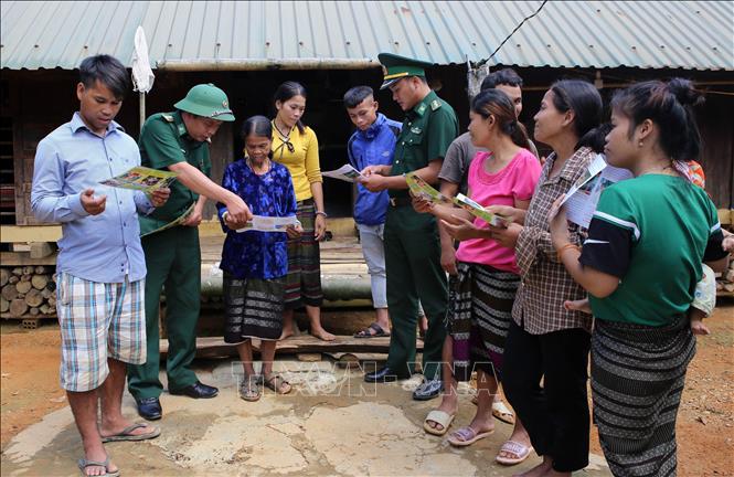 BĐBP Quảng Trị đẩy mạnh các hoạt động tuyên truyền phòng chống tội phạm trên hai tuyến biên giới, bờ biển với nhiều hình thức đa dạng phong phú nhờ vậy, góp phần ngăn chặn và đẩy lùi tội phạm và tệ nạn ma túy, giữ vững an ninh chính trị, trật tự an toàn xã hội ở khu vực biên giới. Ảnh: TTXVN