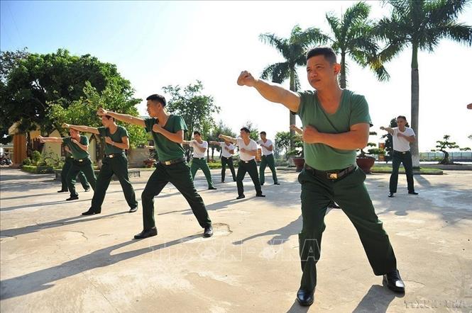 Chiến sĩ Đồn Biên phòng Kim Sơn (Ninh Bình) luyện tập võ thuật, rèn luyện sức khỏe, sẵn sàng chiến đấu, hoàn thành tốt nhiệm vụ được giao. Ảnh: Minh Đức - TTXVN