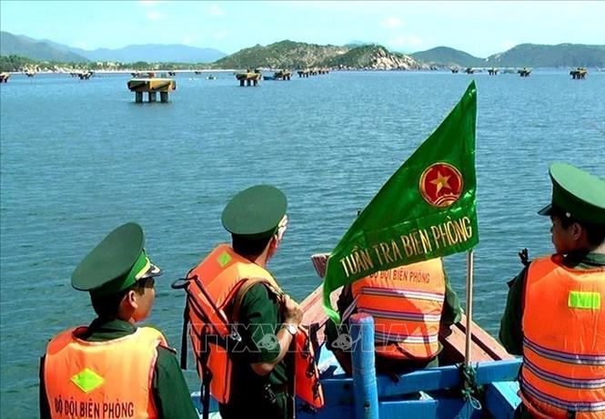 Chiến sĩ Đồn Biên phòng Xuân Thịnh (Phú Yên) tuần tra vùng biển thuộc địa bàn thị xã Sông Cầu. Ảnh: Thế Lập - TTXVN