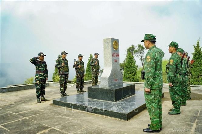 BĐBP tỉnh Điện Biên phối hợp chặt chẽ với cấp ủy, chính quyền, lực lượng bảo vệ biên giới của Lào trong bảo vệ đường biên, cột mốc cũng như tuyên truyền, nâng cao nhận thức cho nhân dân khu vực biên giới hai nước về bảo vệ biên giới, phát triển kinh tế - xã hội, xóa đói giảm nghèo. Ảnh: Xuân Tư - TTXVN