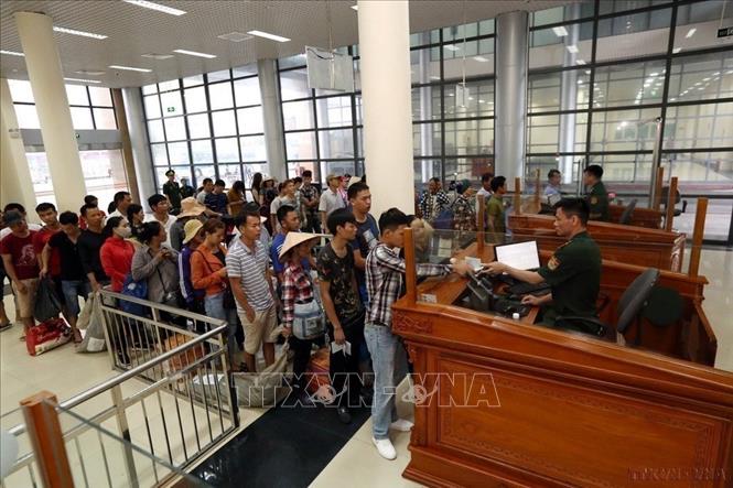 BĐBP Ðồn Biên phòng Cửa khẩu Quốc tế Móng Cái (Quảng Ninh) kiểm tra người xuất - nhập cảnh qua Cửa khẩu. Ảnh: Anh Tuấn - TTXVN